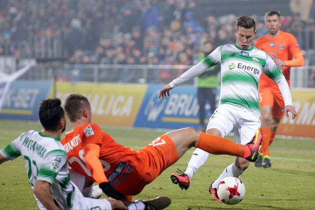 而她目光却 而她目光却